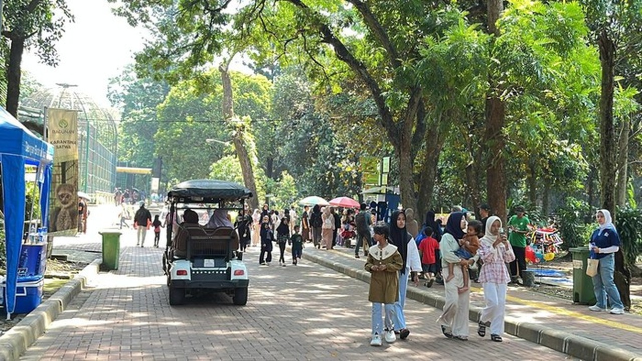 Foto: Taman Margasatwa Ragunan Jaksel Dipadati Pengunjung Saat Libur Natal 2025. (anggi M/detikcom)