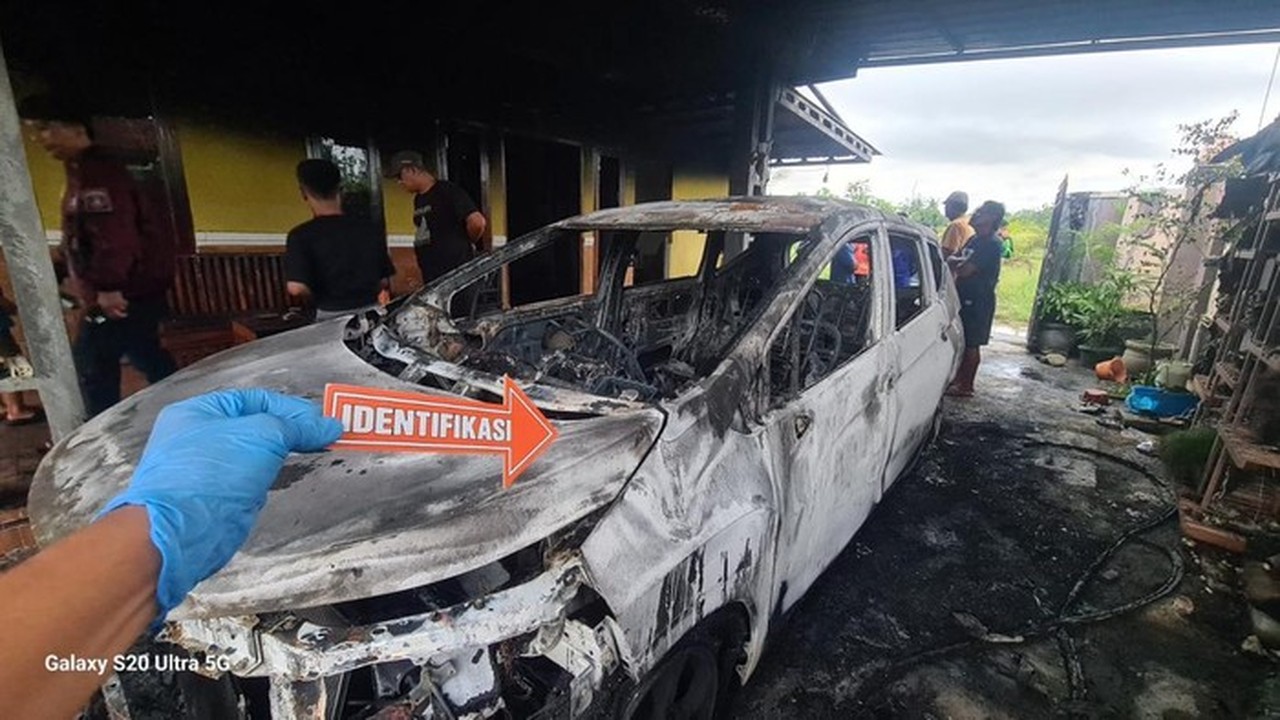 Foto: Polisi Melakukan Olah Tkp Mobil Istri Siri Dibakar Suami (foto: Istimewa/polres Metro)