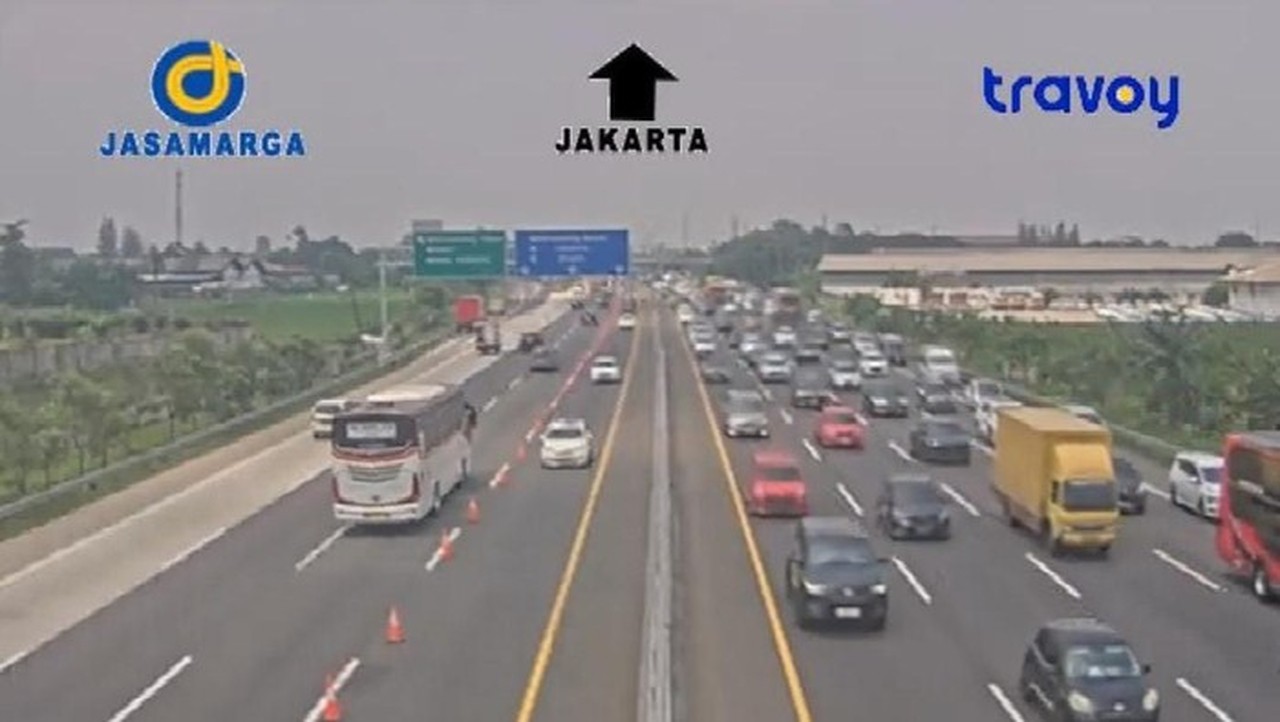 Foto: Kepadatan Arus Lalu Lintas Di Tol Jakarta Cikampek Dan Jalan Layang Mbz Terjadi Saat Libur Natal 2025 Dan Tahun Baru 2026. (dok.travoy Jasa Marga)