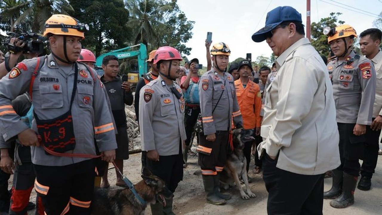 Prabowo Menyapa Polisi Pembawa K 9 Di Tapsel. (dok. Tim Media Prabowo)