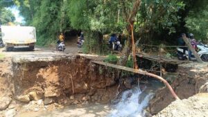 Jalan Alternatif Puncak Bogor Terputus Akibat Arus Sungai Deras, Akses Mobil Lumpuh Total
