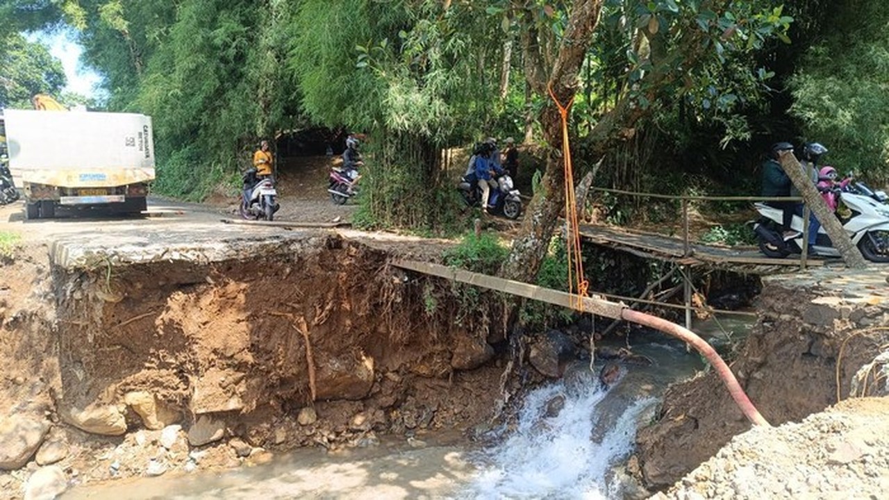 Jalan Alternatif Menuju Puncak, Bogor, Jawa Barat, Di Desa Pasir Angin, Kecamatan Megamendung, Terputus. (rizky Adha/detikcom)