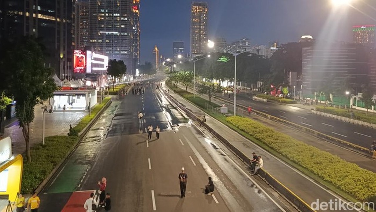 Foto: Car Free Night (cfn) Dalam Menyambut Pergantian Tahun Baru 2026 Di Jakarta Sudah Dimulai. Jalan Sudirman Thamrin Yang Menjadi Jalur Cfn Ditutup. (wildan/detikcom).