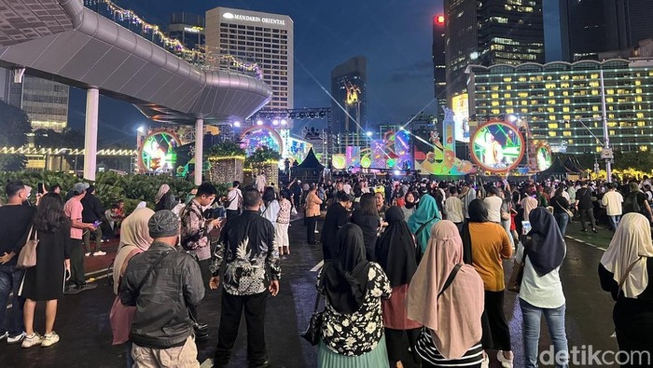 Warga Mulai Memadati Jalan Sudirman Thamrin Pada Kegiatan Car Free Night (cfn) Di Malam Tahun Baru, Rabu (31/12/2025). (adhfar Aulia Syuhada/detikcom)