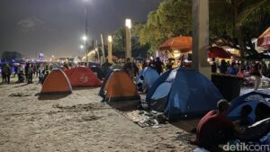 Malam Tahun Baru 2026: Warga Padati Pantai Ancol untuk ‘Camping’ dan Nikmati Suasana