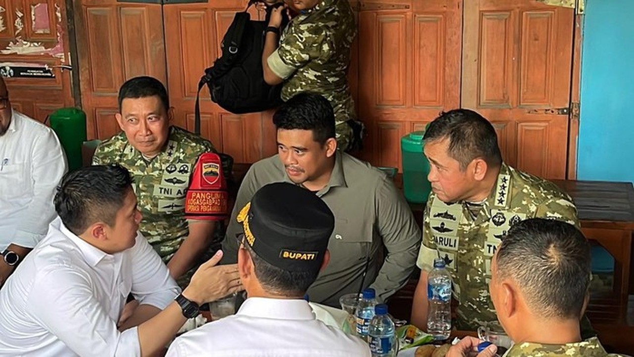 Foto: Momen Seskab Ngopi Bareng Gubsu Bobby Di Warung Pinggir Jalan Tapsel (dok Istimewa).