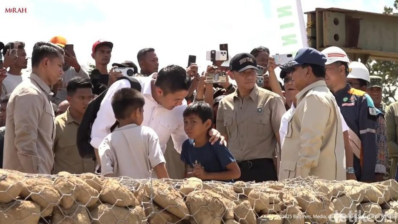 Sekretaris Kabinet Teddy Indra Wijaya Membagikan Mainan Ke Anak Anak Saat Mendampingi Presiden Prabowo Di Tapanuli Selatan. (youtube Sekretariat Presiden)