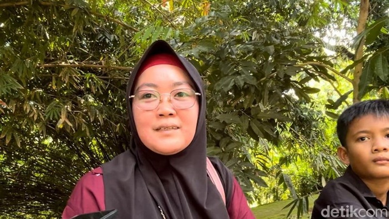 Mary, Warga Cirebon Yang Sengaja Mengajak Anak Berlibur Ke Ragunan, Kamis (25/12/205). (foto: Anggi Muliawati/detikcom)