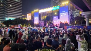 Hujan Malam Tahun Baru 2026: Pedagang Jas Hujan di Sarinah Raup Omzet Ratusan Ribu Rupiah