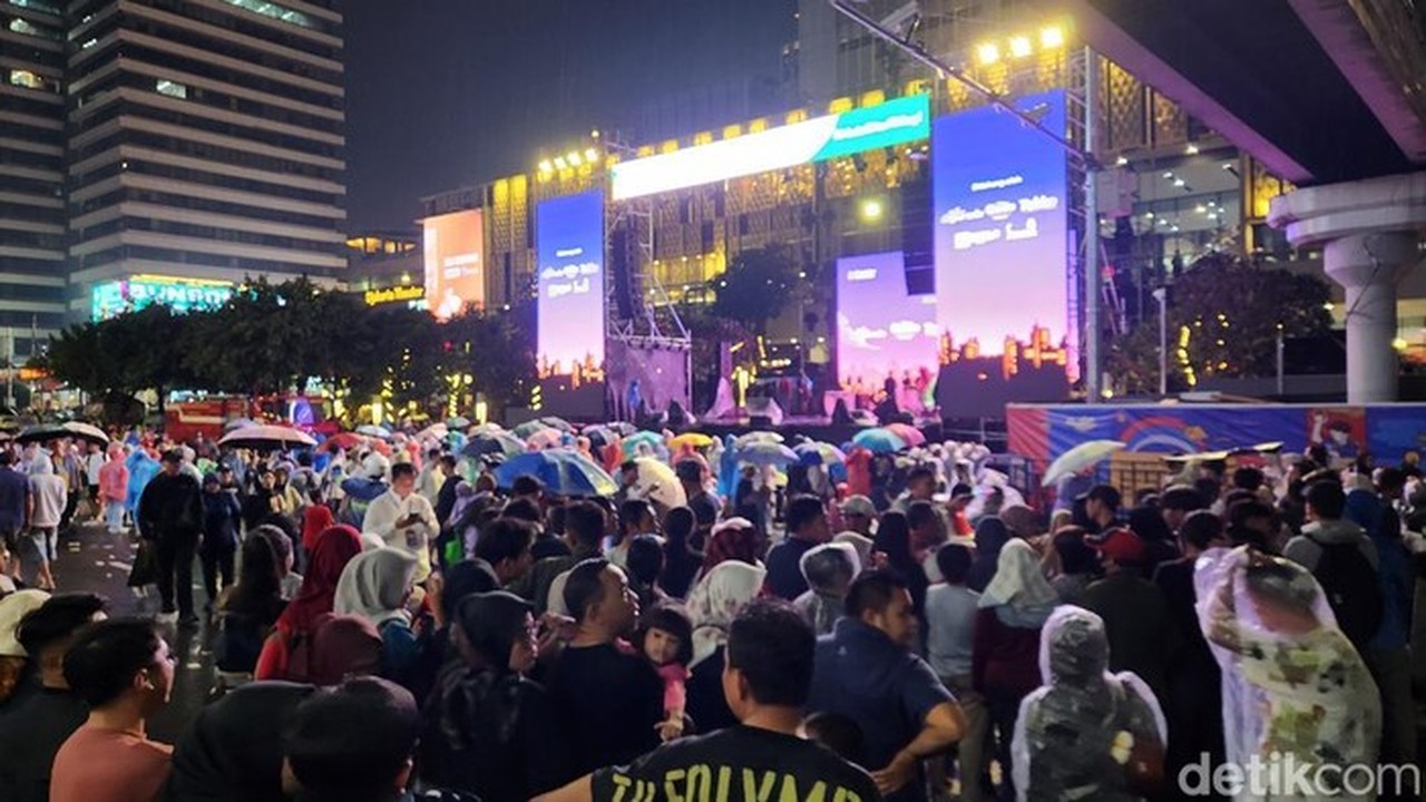 Foto: Hujan Yang Mengguyur Jakarta Di Malam Tahun Baru 2026 Membawa Berkah Tersendiri Bagi Pedagang Jas Hujan. (adrial/detikcom).