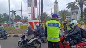 Kisah Mang Apip: Dari Sekuriti Menjadi ‘Joki Jalur’ Pengurai Macet Puncak Bogor