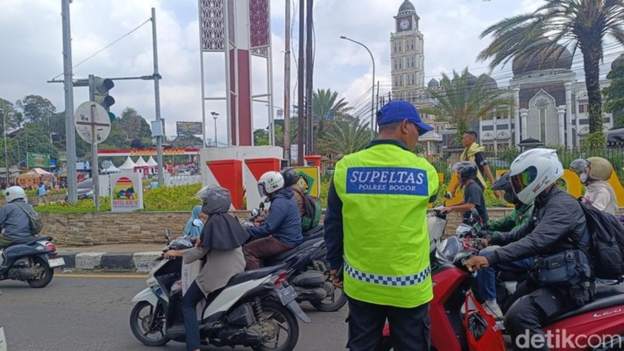Mang Apip, Satu Dari 60 Warga Yang Bergabung Menjadi Supeltas Atau 'joki Jalur', Bersiaga Di Jalur Puncak, Bogor. (rizky Am/detikcom)