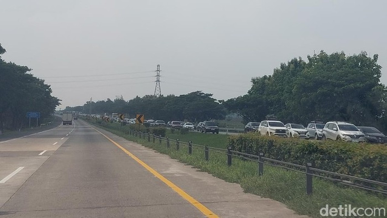 Kepadatan Kendaraan Di Jalan Tol Cipali (foto: Devteo Mahardika)