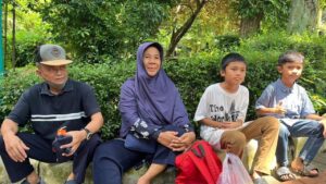 Libur Natal, Pasangan Lansia Ajak Cucu Jelajahi Ragunan dengan Anggaran Terbatas