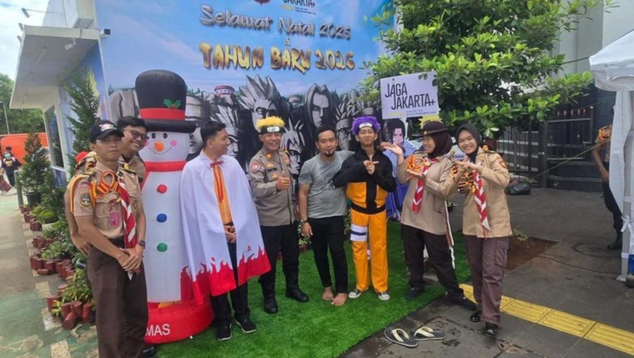 Personel Polres Metro Jakbar Cosplay Jadi Naruto Untuk Menyapa Pengunjung Kota Tua. (dok. Istimewa)