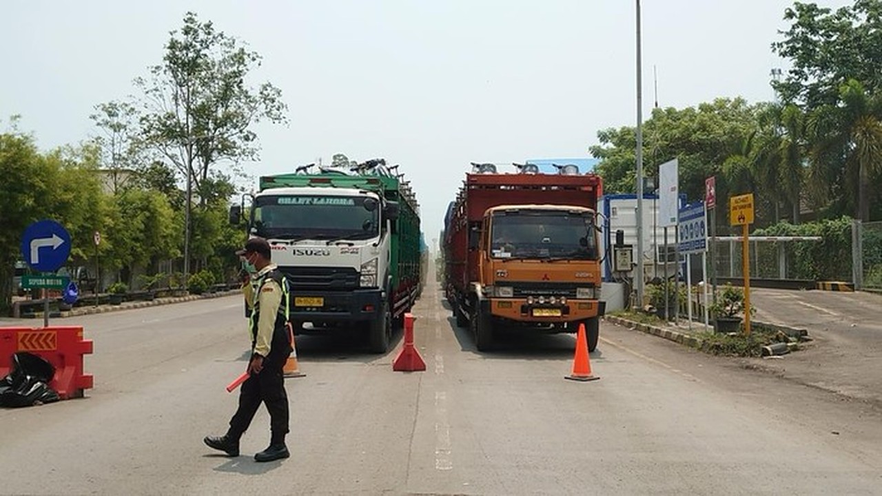 Foto: Truk Antre Di Pelabuhan Ciwandan (m Iqbal/detik)