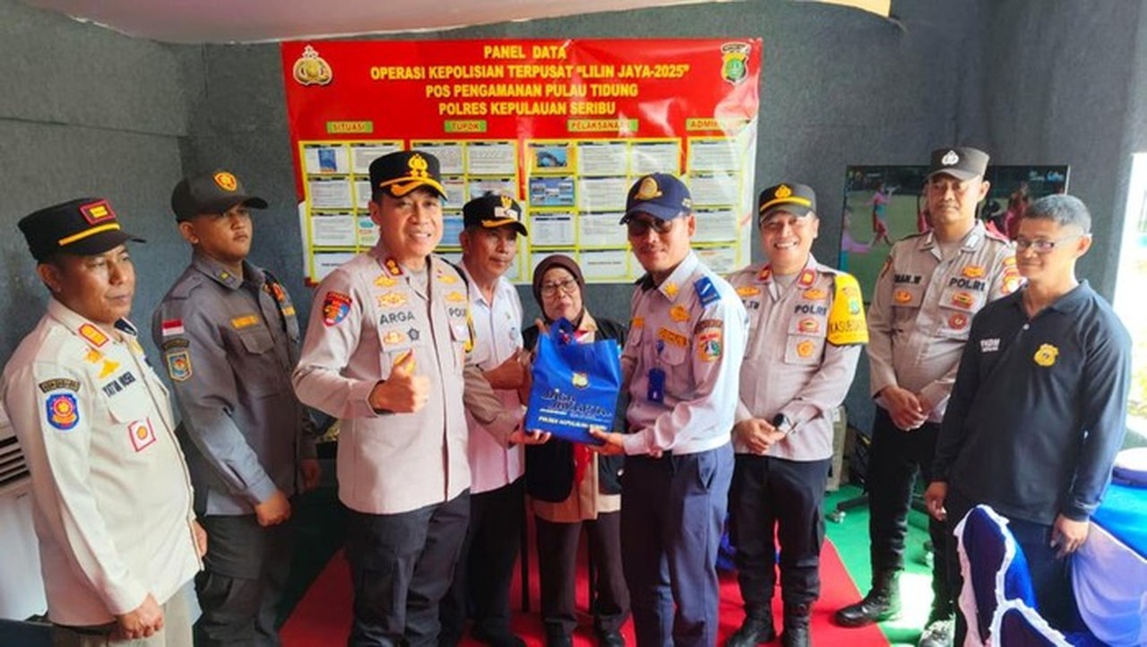 Kapolres Kepulauan Seribu Akbp Argadija Putra Mengecek Kesiapan Personel Di Pospam Nataru. (dok. Istimewa)