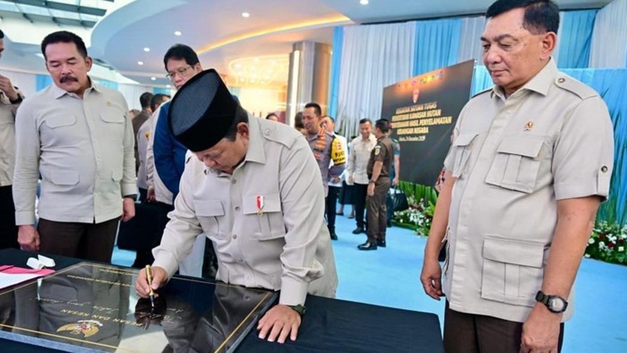 Presiden Prabowo Tulis Pesan Di Prasasti Gedung Kejaksaan Agung. (biro Sekretariat Presiden)