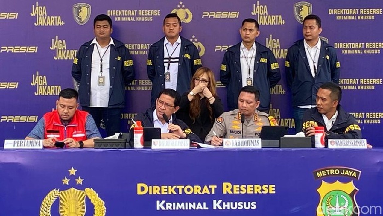 Foto: Ditreskrimsus Polda Metro Jaya Membongkar Kasus Pengoplosan Gas Bersubsidi 3 Kg Yang Dipindah Ke Tabung Ukuran 12 Kg Dan 50 Kg. (wildan N/detikcom)