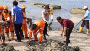 Jelang Libur Akhir Tahun, Polres Kepulauan Seribu Gelar Aksi Bersih Pantai Sakura