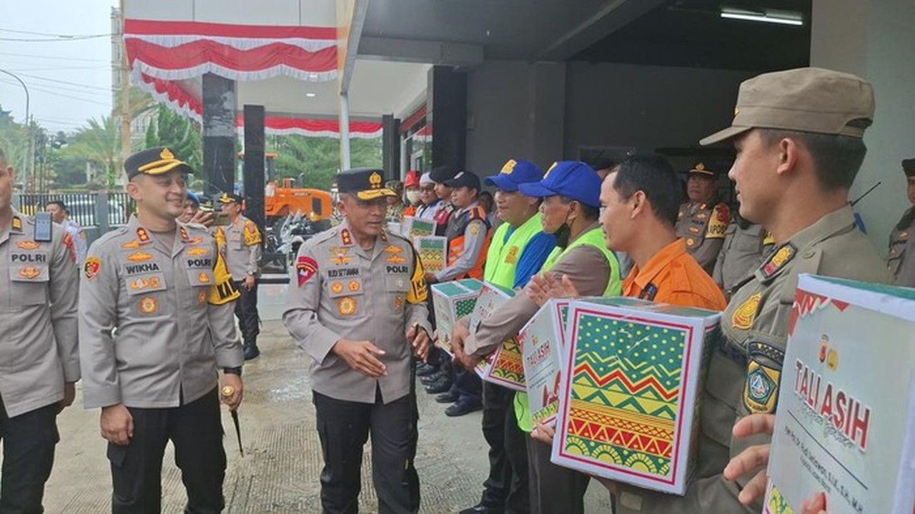 Foto: Kapolres Bogor Mendampingi Kapolda Jabar Saat Mengecek Jalur Puncak (sholihin/detikcom)