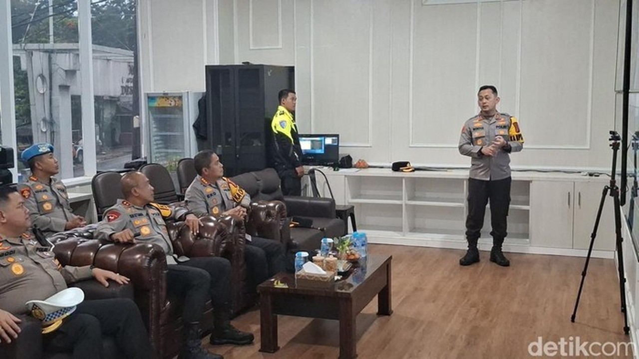 Foto: Kapolres Bogor Akbp Wikha Ardilestatnto Memaparkan Sejumlah Strategi Rekayasa Lalulintas Di Jalan Raya Puncak, Bogor, Jawa Barat (jabar) Selama Libur Natal Dan Tahun Baru (sholihin/detikcom)
