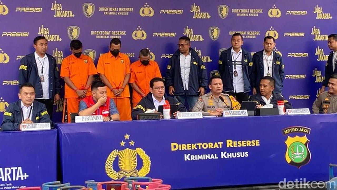 Ditreskrimsus Polda Metro Jaya Membongkar Kasus Pengoplosan Gas Bersubsidi 3 Kg Yang Dipindah Ke Tabung Ukuran 12 Kg Dan 50 Kg. (wildan N/detikcom)
