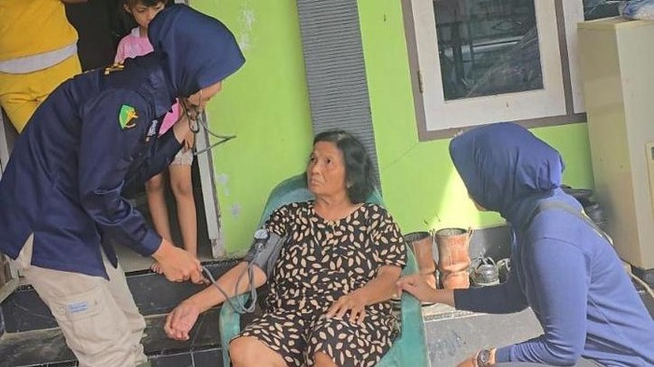 Polda Sumbar Menggelar Bakti Kesehatan Terhadap 222 Warga Terdampak Bencana. (foto: Polda Sumbar).