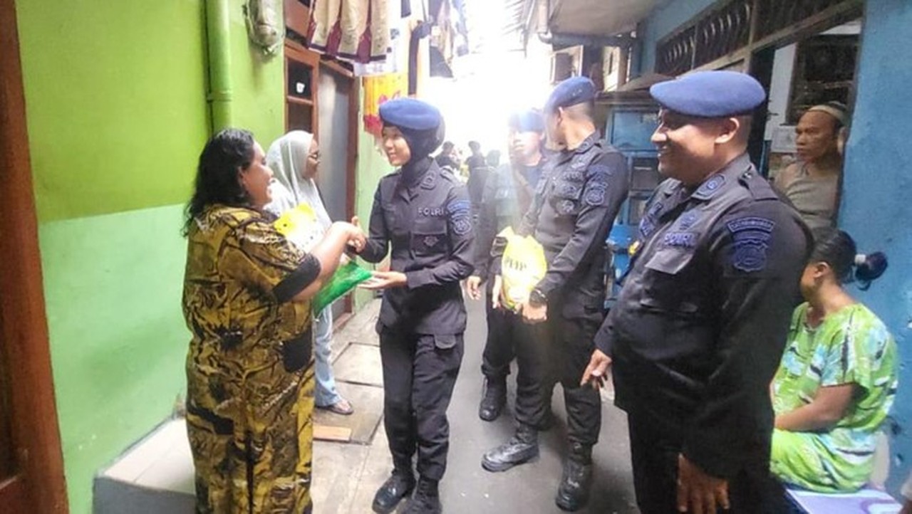 Brimob Polda Metro Jaya Menyalurkan 625 Kg Beras Kepada 125 Kepala Keluarga (kk) Di Kelurahan Kebon Sirih, Menteng, Jakarta Pusat. (foto: Dok. Istimewa)