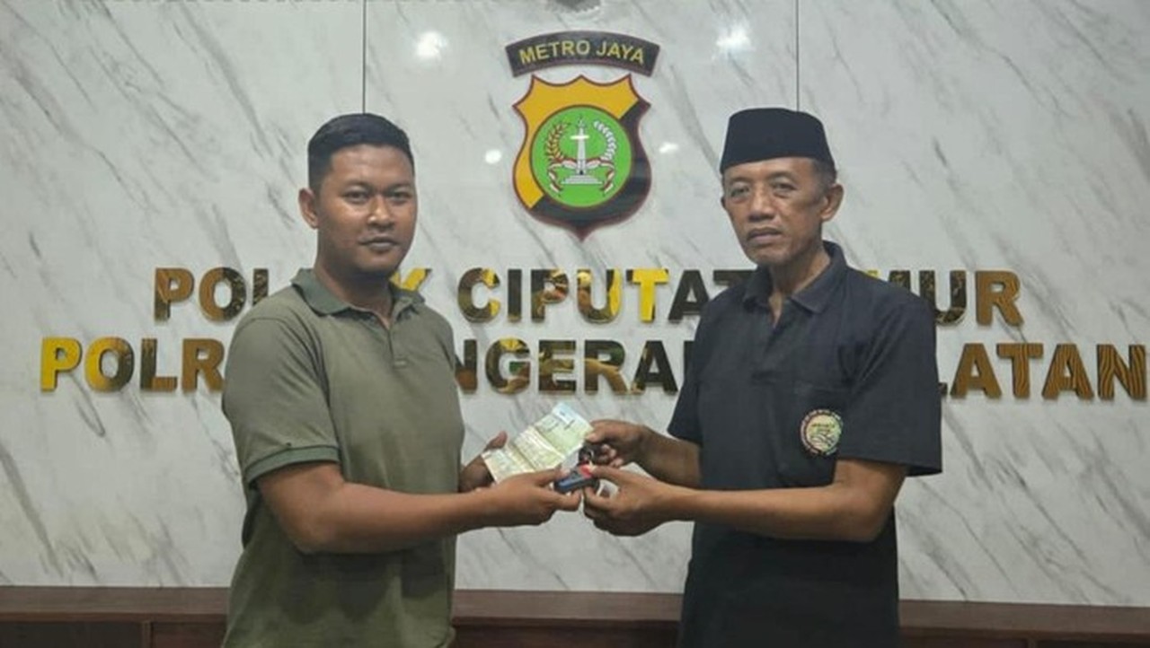 Foto: Polsek Ciputat Timur Mengembalikan Motor Yang Dicuri Kepada Pemiliknya. (dok. Istimewa)