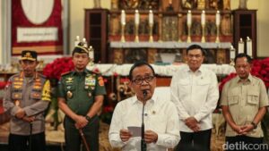 Menko PMK Pratikno Sampaikan Pesan Natal Presiden Prabowo ke Jemaat Gereja di Jakarta