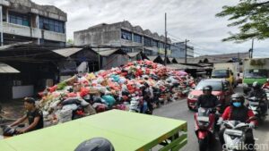 Gunungan Sampah di Tangsel Masih Menggunung, Bau Menyengat dan Picu Kemacetan Parah