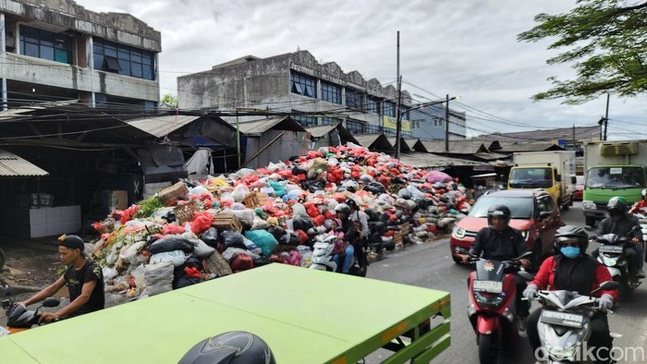 Foto Gunungan Sampah Di Tangsel: (adrial/detikcom)