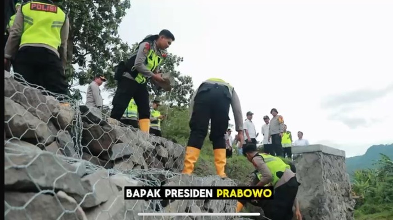 Foto Polres Klaten Bangun Jembatan: (dok Istimewa)