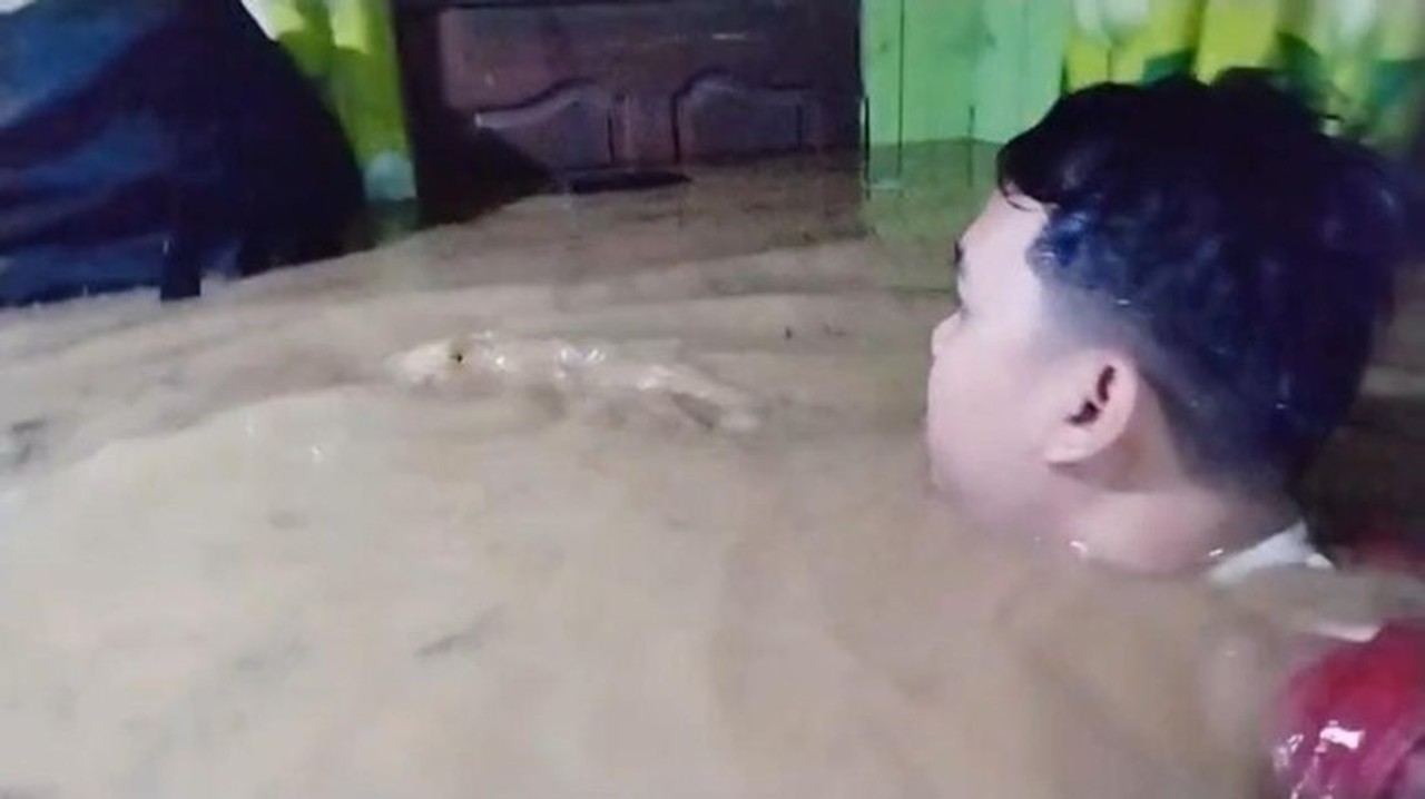 Foto: Banjir Di Balangan Kalsel, Sabtu (27/12) Mencapai Setinggi Atap Rumah. (dok Istimewa).