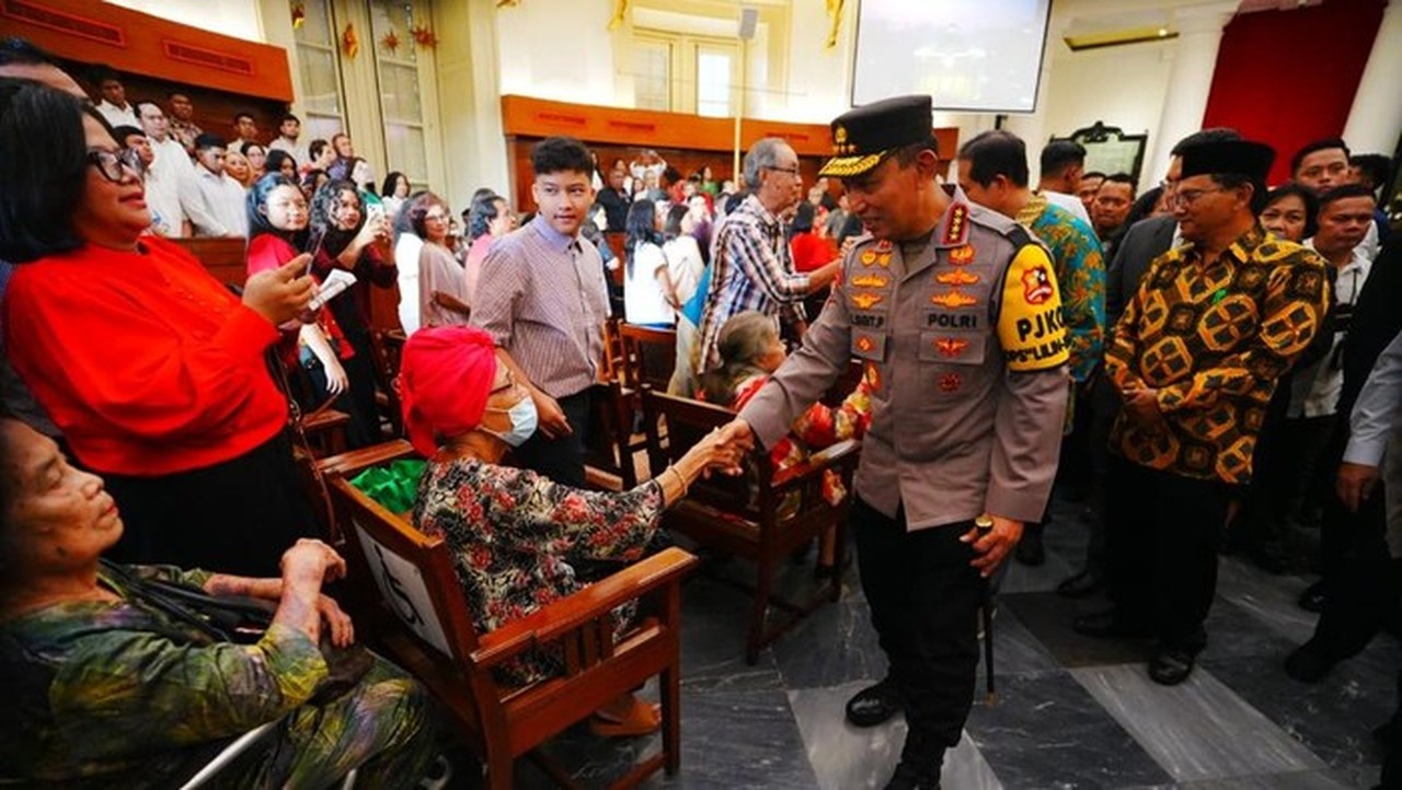 Kapolri Saat Meninjau Gereja Di Jakarta. (foto: Dok. Polri)