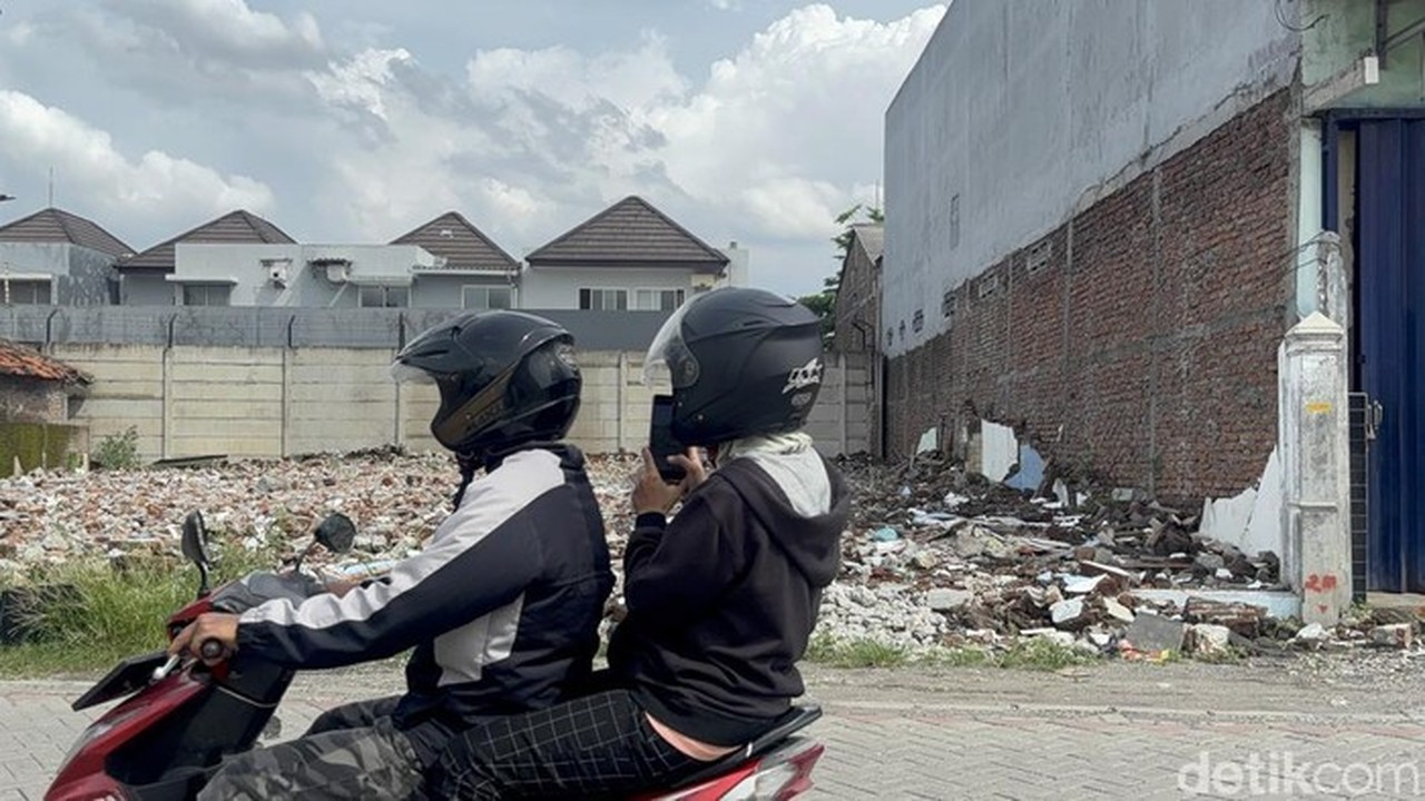 Kondisi Rumah Elina Rata Dengan Tanah. (foto: Aprilia Devi/detikjatim)
