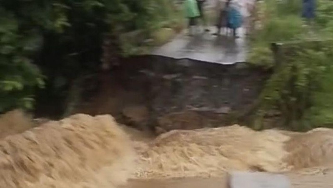 Foto: Kondisi Jembatan Penghubung Antar Desa Di Tanah Laut, Kalsel, Putus Akibat Banjir, Sabtu (27/12/2025) Pagi. (antara/ho Dokumen Warga)