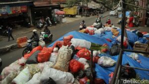 Warga Ciputat Resah Tumpukan Sampah Berminggu-minggu, Bau Menyengat dan Belatung Mengganggu