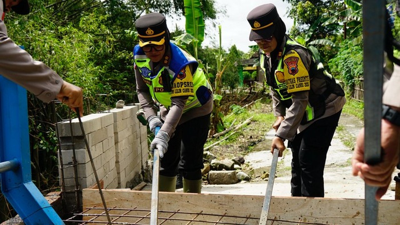 Kapolres Sragen, Akbp Dewiana Syamsu Indyasari, Saat Ikut Membangun Jembatan Penghubung Dukuh Karangtanjung Dan Dukuh Tileng (dok.polres Sragen).
