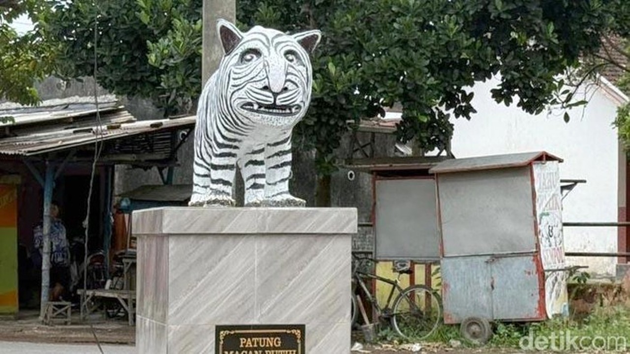 Patung Macan Putih Yang Berada Di Desa Balongjeruk, Kecamatan Kunjang, Kabupaten Kediri, Jawa Timur, Viral Disebut Mirip Zebra Hingga Kuda Nil. (foto: Andhika Dwi/detikcom)