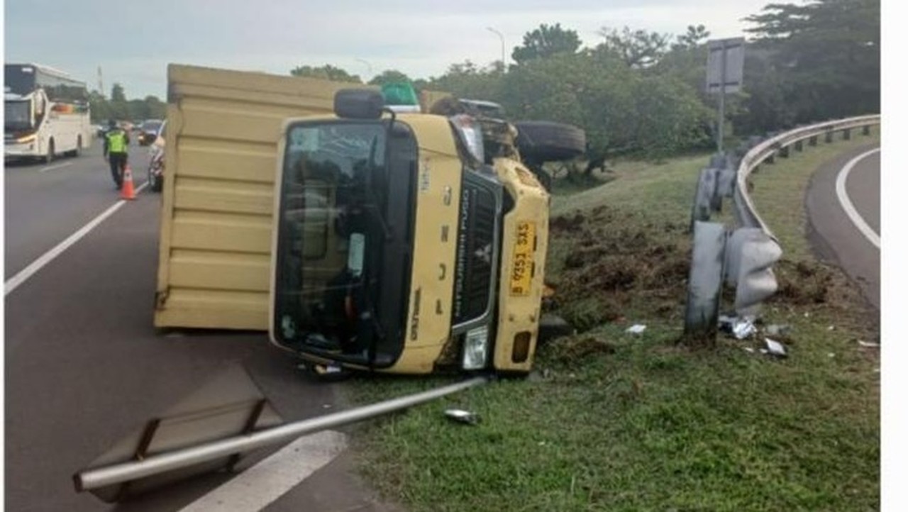 Truk Terbalik Di Tol Jagorawi (dok. Induk Pjr Tol Jagorawi)