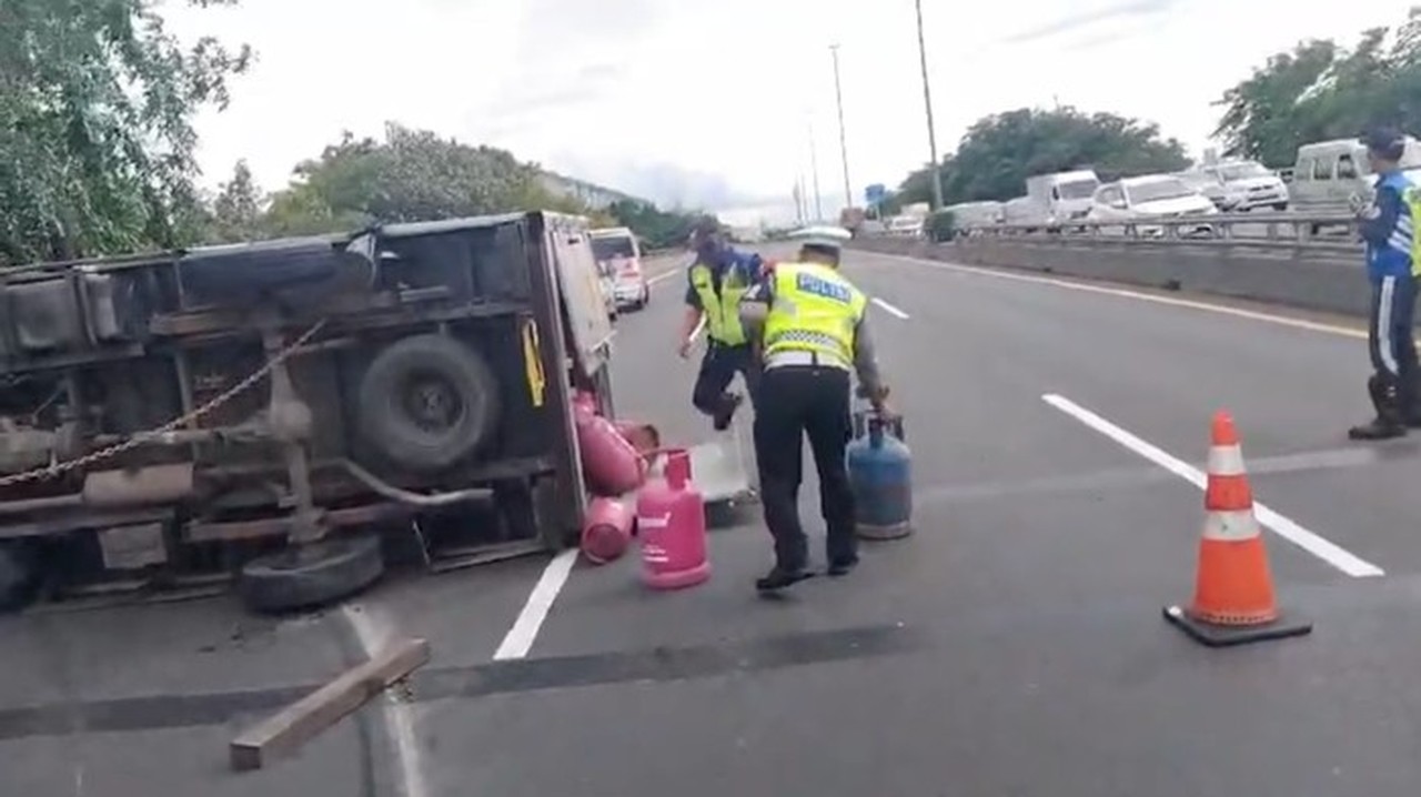 Foto: Muatan Berlebih Picu Ban Pecah, Truk Pengangkut Tabung Gas Lpg Terguling Di Tol Priok, Sabtu (27/12/2025) Siang. (dok. Istimewa)