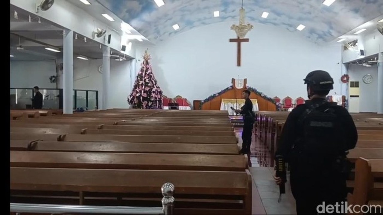 Tim Jibom Sterilisasi Gereja Di Kota Serang (arief/detikcom)