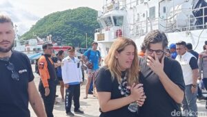 Istri Pelatih Valencia Menangis Pilu Usai Suami dan 3 Anak Hilang di Perairan Labuan Bajo