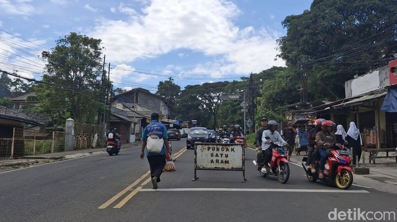 Foto: Suasana Jalan Raya Puncak Bogor, Minggu (28/12/2025). (sholihin/detikcom)