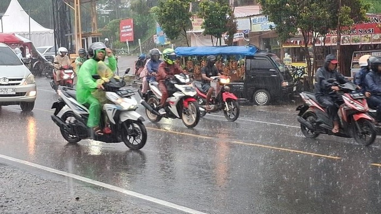 Puncak Bogor Diguyur Hujan Deras, Minggu (28/12/2025) Sore. (muchamad Sholihin/detikcom)