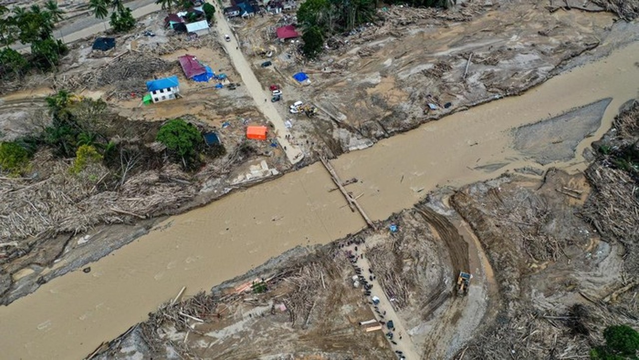 Foto Udara Kondisi Sekitar Jembatan Darurat Di Desa Aek Garoga, Kecamatan Batang Toru, Kabupaten Tapanuli Selatan. (foto: Antara Foto/muhammad Adimaja)