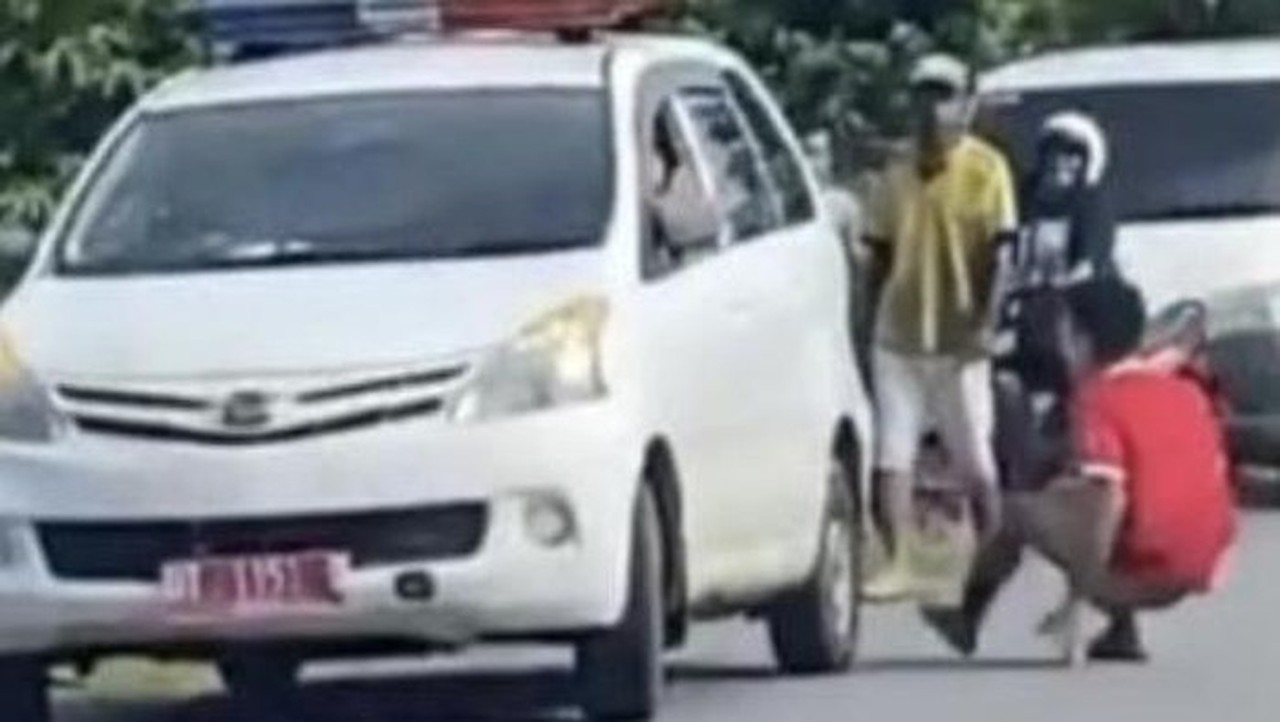 Foto: Tampak Seorang Pria Menangis Meronta Saat Sebuah Mobil Ambulans Tiba Di Depan Rumahnya. (dok. Istimewa)