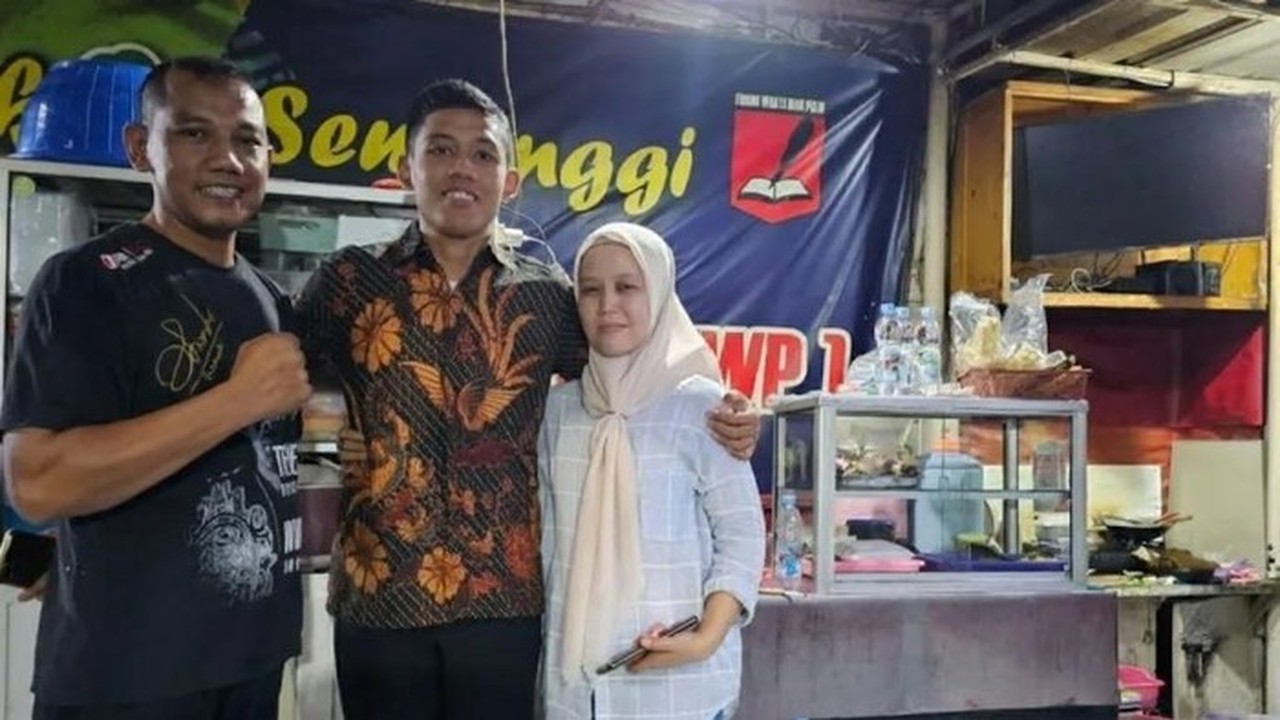 Panji Fajar Pratama (tengah) Putra Penjual Gorengan Lulus Seleksi Bintara Polri. (dok. Istimewa)
